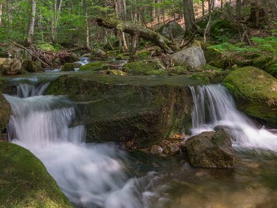 Klarer Gebirgsbach über Felsen
